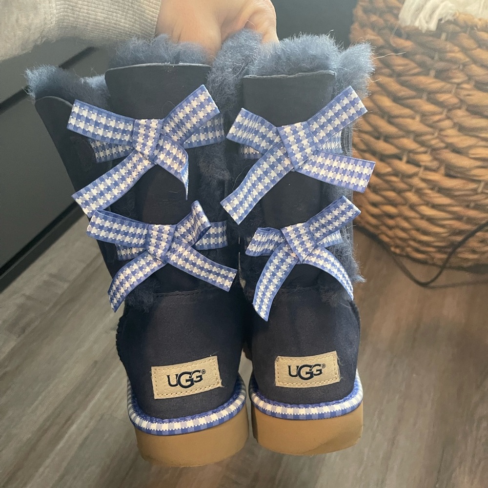 Navy bow Uggs